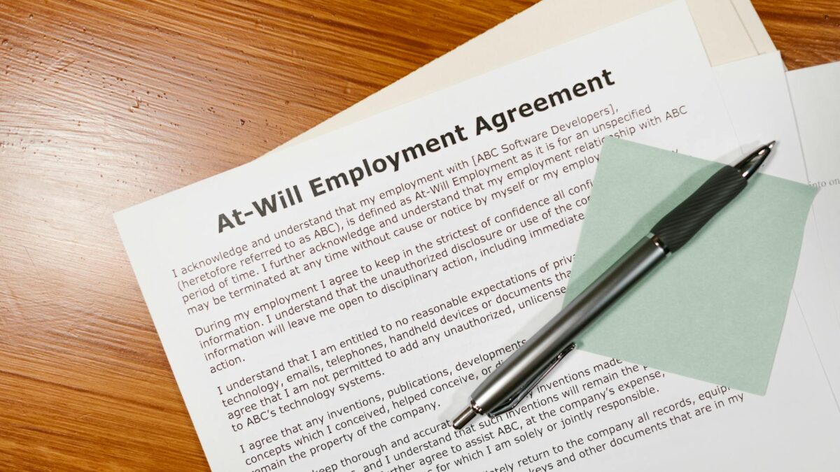 Arbeitsvertrag prüfen – Erster Job & Steuern (Symbolbild: Kostenloses Stock Foto zu arbeitsplatz, arbeitsvertrag, beschäftigung)