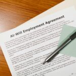 Arbeitsvertrag prüfen – Erster Job & Steuern (Symbolbild: Kostenloses Stock Foto zu arbeitsplatz, arbeitsvertrag, beschäftigung)