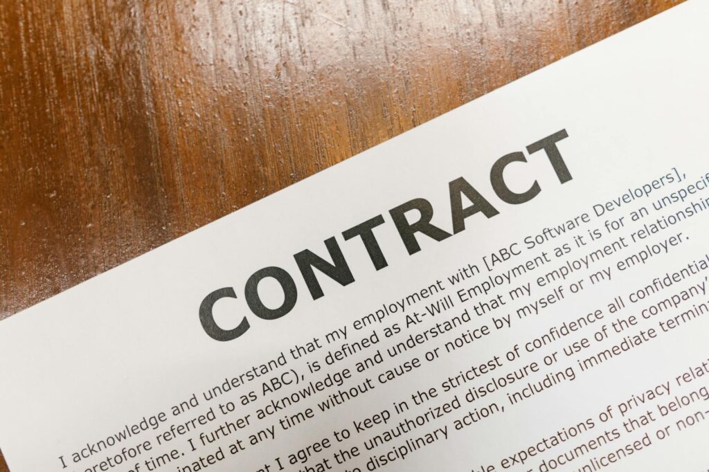 Arbeitsvertrag prüfen – Erster Job & Steuern (Symbolbild: Kostenloses Stock Foto zu angebotsschreiben, anstellung, arbeit)