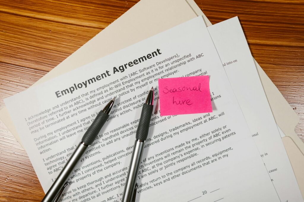 Arbeitsvertrag prüfen – Erster Job & Steuern (Symbolbild: Kostenloses Stock Foto zu anstellung, arbeit, arbeitsplatz)