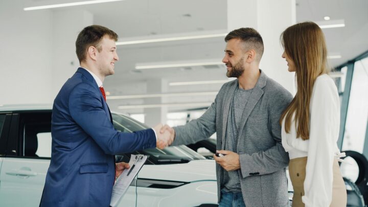 Autokauf vertrag – Erstes Auto & Führerschein (Symbolbild: Kostenloses Stock Foto zu #indoor, anzug, ausstellungsraum)