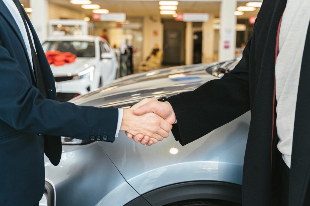 Autokauf vertrag – Erstes Auto & Führerschein (Symbolbild: Kostenloses Stock Foto zu #indoor, anzüge, autohändler)