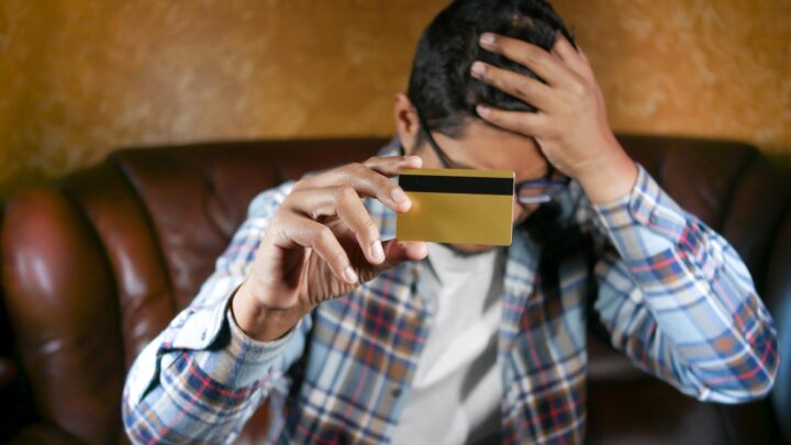 Bnpl falle – Erstes eigenes Konto (Symbolbild: Kostenloses Stock Foto zu #indoor, alltagsleben, angst)