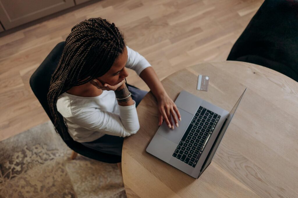 Bnpl falle – Erstes eigenes Konto (Symbolbild: Kostenloses Stock Foto zu #indoor, arbeitsplatz, business)