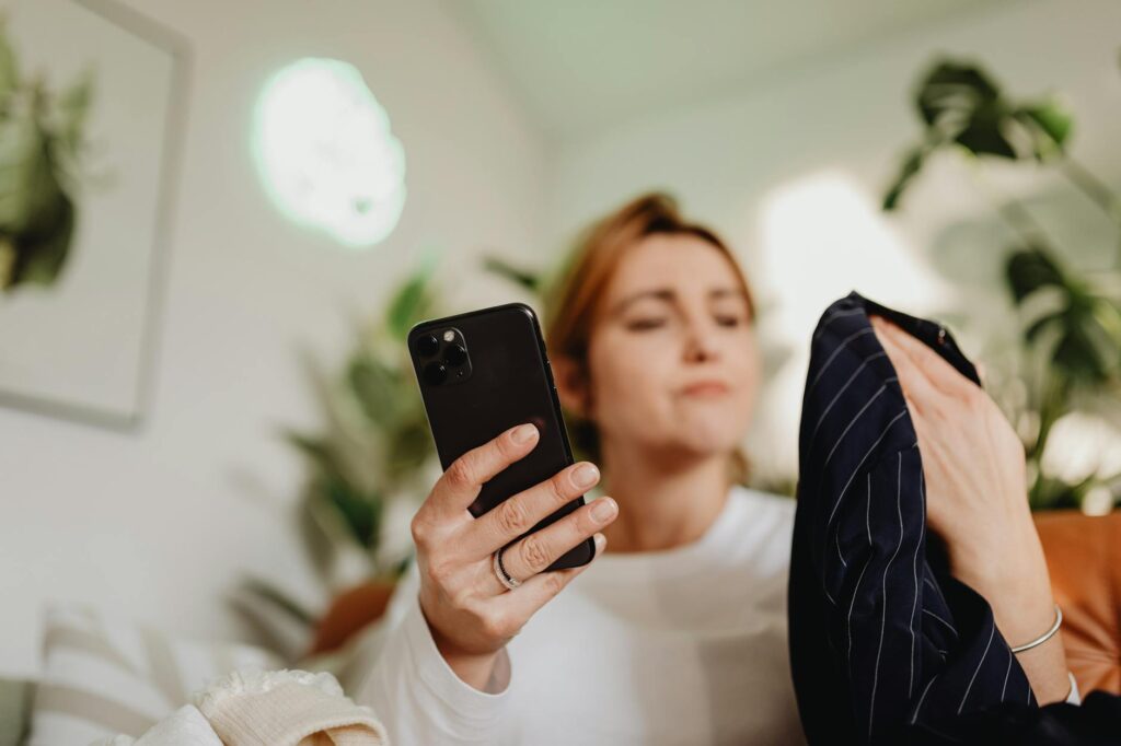 Bnpl falle – Erstes eigenes Konto (Symbolbild: Kostenloses Stock Foto zu #indoor, beratung, chillen)