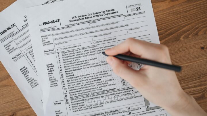 Erste steuererklärung – Erster Job & Steuern (Symbolbild: Kostenloses Stock Foto zu 1040-NR-EZ, abzüge, auffüllen)