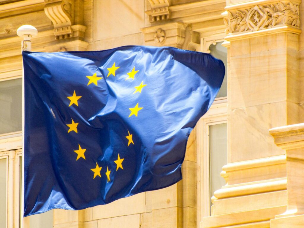 Eu fluggastrechte – Erste Reise allein (Symbolbild: Kostenloses Stock Foto zu architektur, blaue flagge, cartagena)