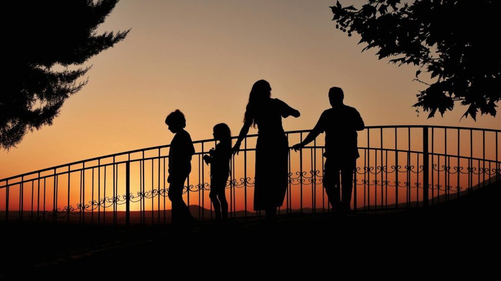 Familienversicherung ende – Erste eigene Versicherung (Symbolbild: Kostenloses Stock Foto zu abend, abendspaziergang, außenaktivität)