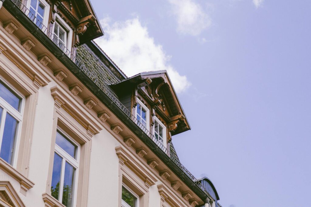 Hausratversicherung – Erste eigene Wohnung (Symbolbild: Ein stilvoller Blick auf deutsche Architekturdetails an einem historischen Gebäude in der Kasseler Altstadt.)