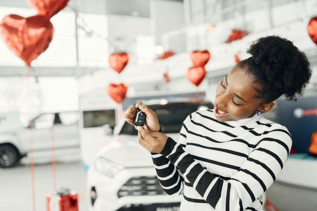 Jahreswagen kaufen – Erstes Auto & Führerschein (Symbolbild: Kostenloses Stock Foto zu #indoor, afroamerikaner-frau, aufgeregt)