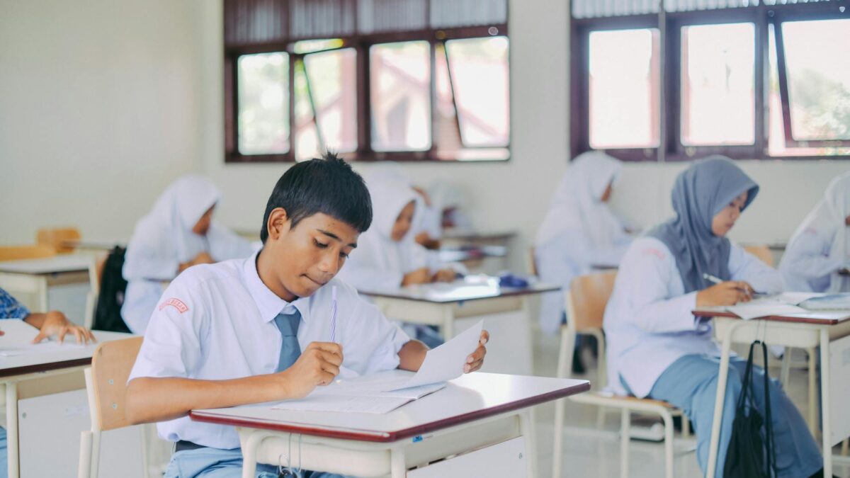 Krankenkasse student – Erste eigene Versicherung (Symbolbild: Indonesische Gymnasiasten beim Unterrichten in einem Klassenzimmer.)