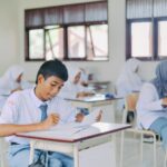 Krankenkasse student – Erste eigene Versicherung (Symbolbild: Indonesische Gymnasiasten beim Unterrichten in einem Klassenzimmer.)