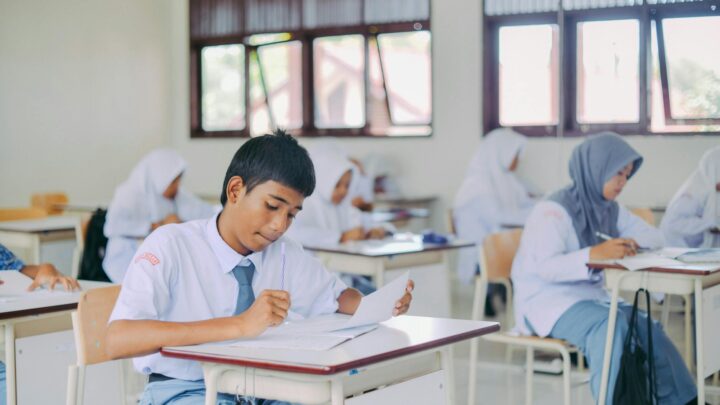Krankenkasse student – Erste eigene Versicherung (Symbolbild: Indonesische Gymnasiasten beim Unterrichten in einem Klassenzimmer.)