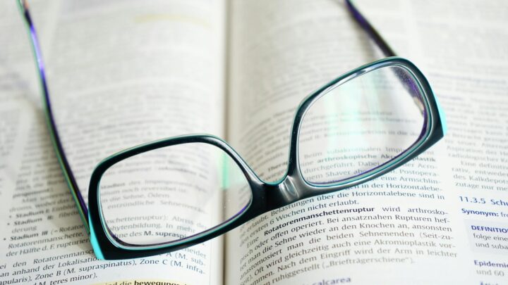 Lohnabrechnung verstehen – Erster Job & Steuern (Symbolbild: Schwarz Gerahmte Brille Auf Buch)
