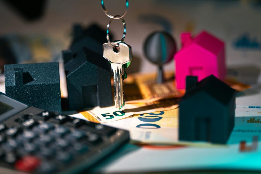 Mietkaution – Erste eigene Wohnung (Symbolbild: Immobilienfinanzierung Mit Schlüssel Und Musterhäusern)