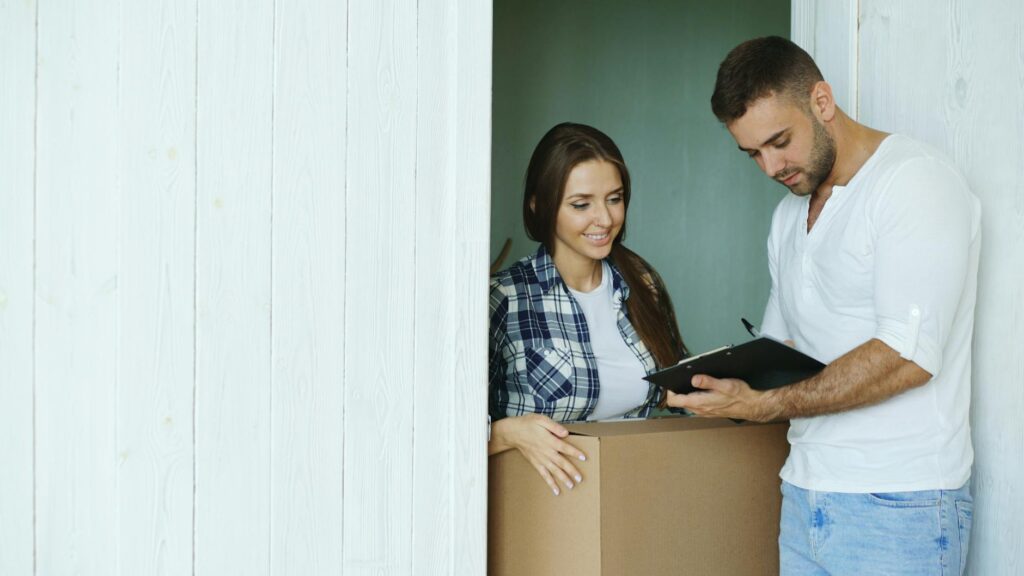 Mietvertrag prüfen – Erste eigene Wohnung (Symbolbild: Kostenloses Stock Foto zu adressänderung, beginn des lebens, bewegen)