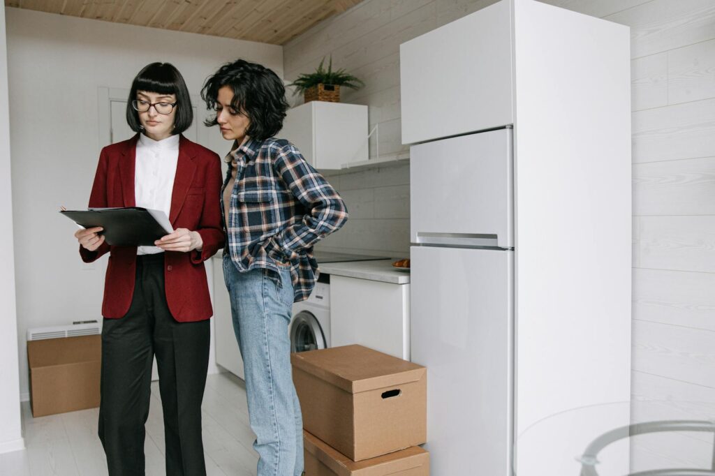 Mietvertrag prüfen – Erste eigene Wohnung (Symbolbild: Kostenloses Stock Foto zu #indoor, beratung, berufstätige frauen)
