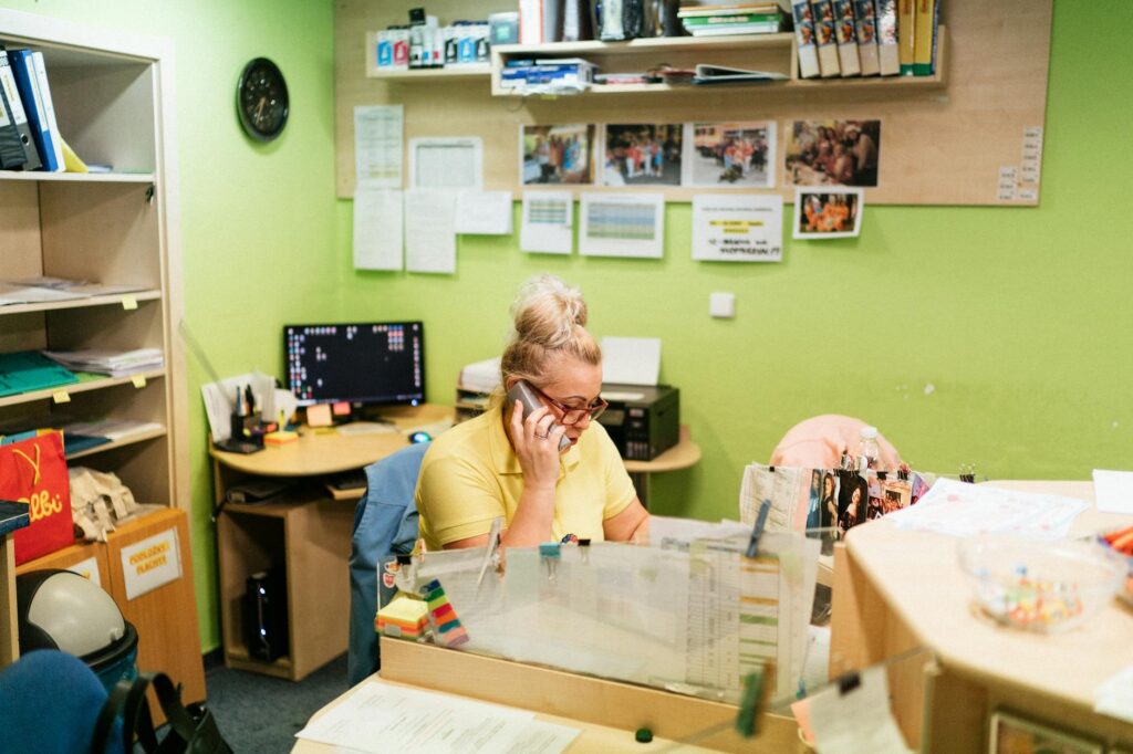 Minijob midijob – Erster Job & Steuern (Symbolbild: Kostenloses Stock Foto zu #indoor, administrator, altenheim)