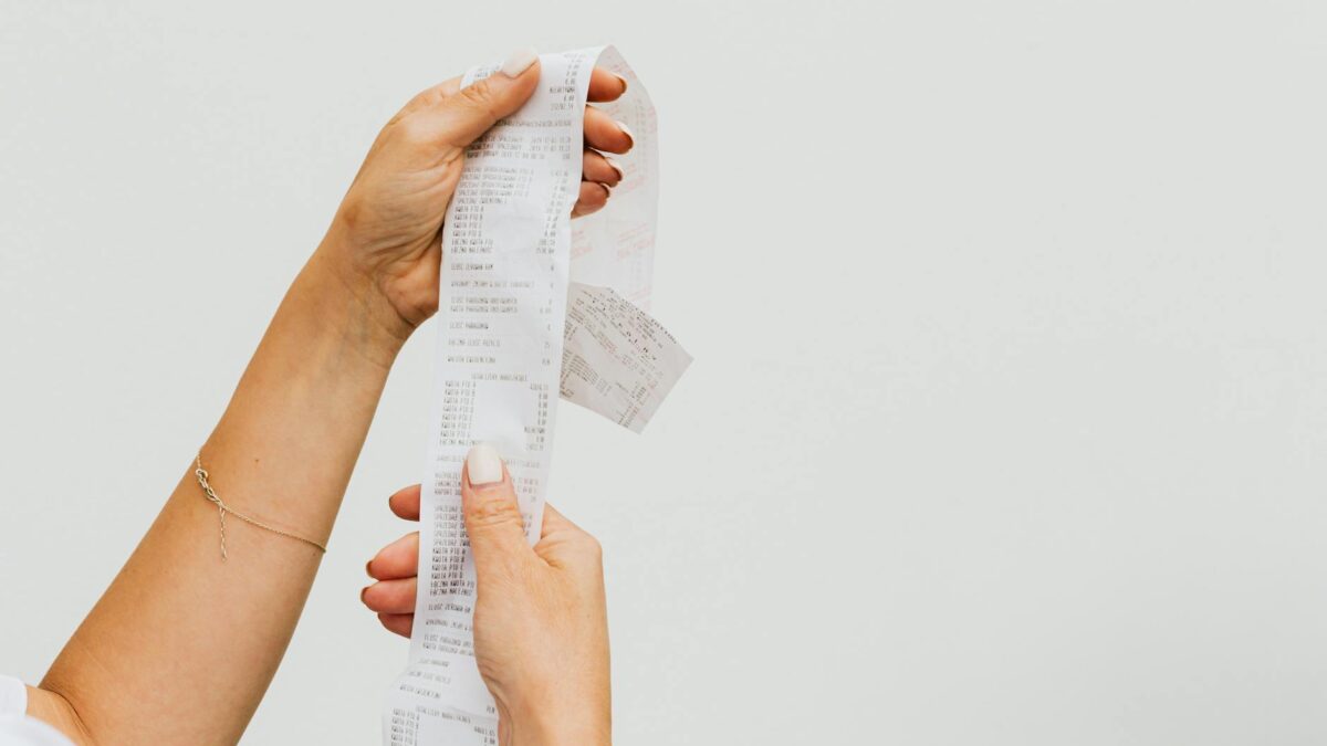 Nebenkostenabrechnung prüfen – Erste eigene Wohnung (Symbolbild: Kostenloses Stock Foto zu accessoire, armband, ausgabe)