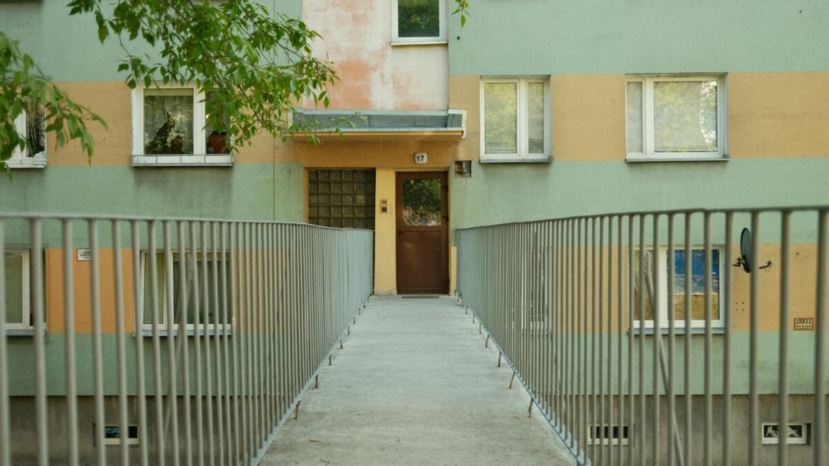Schufa eintrag – Erstes eigenes Konto (Symbolbild: Kostenloses Stock Foto zu @draussen, architektonisch, architektur)