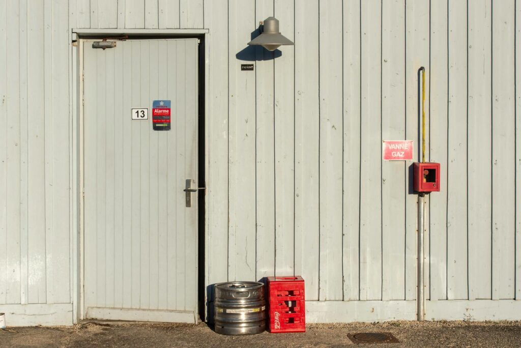 Schufa eintrag – Erstes eigenes Konto (Symbolbild: Außenansicht eines Industrietors mit Gasventil und Sicherheitsschildern.)