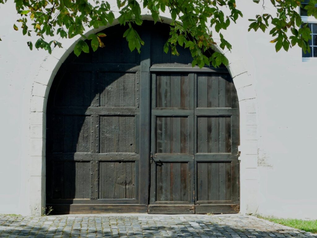 Schufa eintrag – Erstes eigenes Konto (Symbolbild: Kostenloses Stock Foto zu alt, architektur, außen)