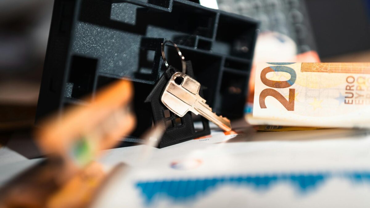 Strom gas vertrag erste wohnung – Erste eigene Wohnung (Symbolbild: Türschlüssel Finanzstatistik Analytik Immobilienmarkt Haushaltsausgaben)