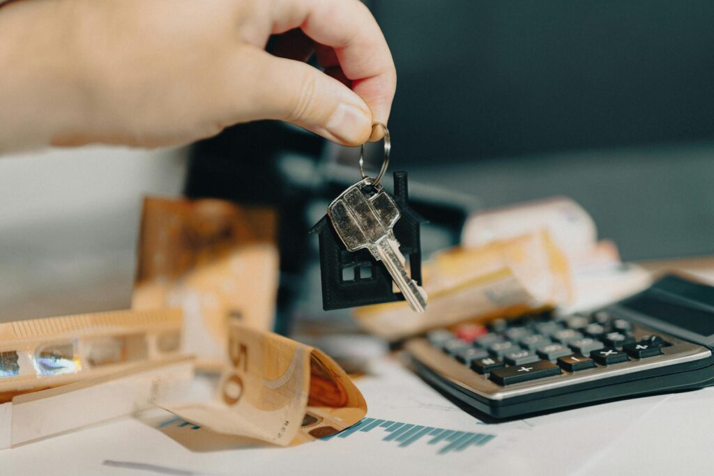 Strom gas vertrag erste wohnung – Erste eigene Wohnung (Symbolbild: Immobilientransaktion Mit Schlüssel Und Geld)