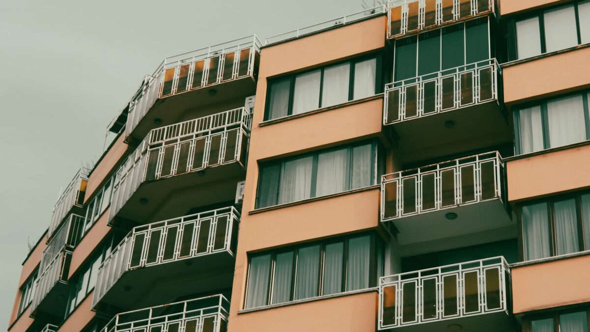 übergabeprotokoll wohnung – Erste eigene Wohnung (Symbolbild: Ein modernes Apartmentgebäude mit Balkonen in urbaner Lage.)