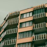 übergabeprotokoll wohnung – Erste eigene Wohnung (Symbolbild: Ein modernes Apartmentgebäude mit Balkonen in urbaner Lage.)