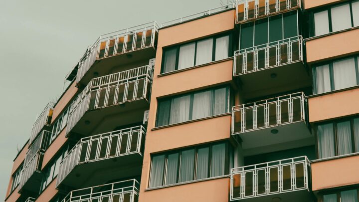 übergabeprotokoll wohnung – Erste eigene Wohnung (Symbolbild: Ein modernes Apartmentgebäude mit Balkonen in urbaner Lage.)