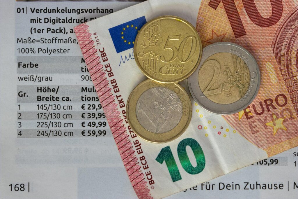 Werbungskosten – Erster Job & Steuern (Symbolbild: Euro Währung Und Preisliste Flat Lay)