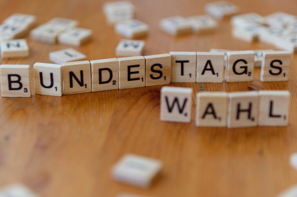 Werbungskosten – Erster Job & Steuern (Symbolbild: Scrabble-Steine mit der Schreibweise „Bundestagswahl“ symbolisieren deutsche Wahlthemen.)