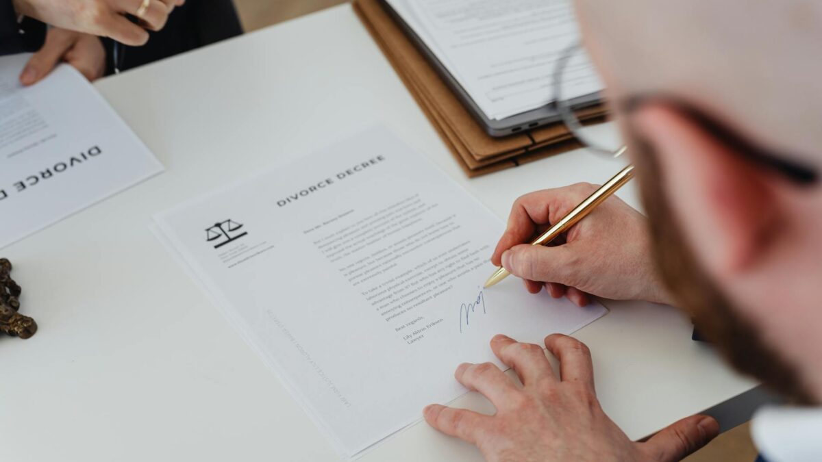 Wg vertrag – Erste eigene Wohnung (Symbolbild: Kostenloses Stock Foto zu abschied, anwaltskanzlei, beziehung)