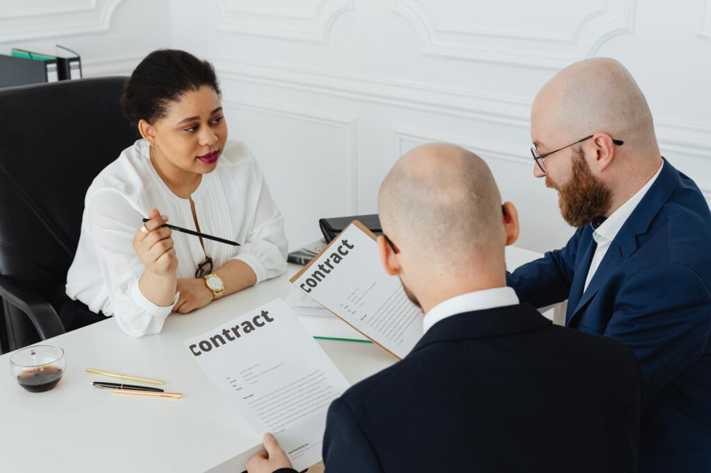 Wg vertrag – Erste eigene Wohnung (Symbolbild: Kostenloses Stock Foto zu analyse, anwalt, anzüge)