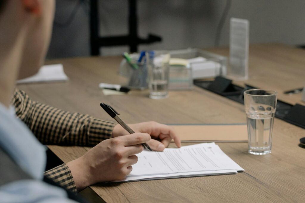 Wg vertrag – Erste eigene Wohnung (Symbolbild: Kostenloses Stock Foto zu arbeitsplatz, arbeitsumgebung, büro)