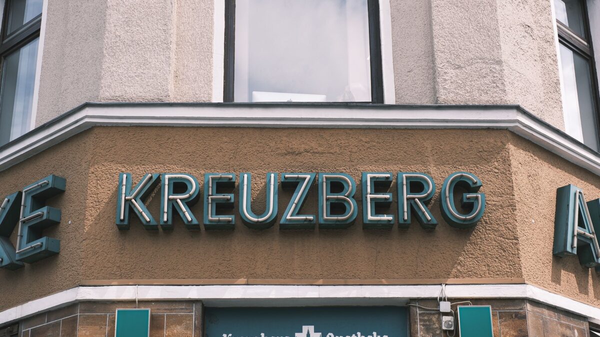 Auslandskrankenversicherung – Erste eigene Versicherung (Symbolbild: Kostenloses Stock Foto zu apotheke, architektonisches detail, architektur)