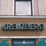 Auslandskrankenversicherung – Erste eigene Versicherung (Symbolbild: Kostenloses Stock Foto zu apotheke, architektonisches detail, architektur)