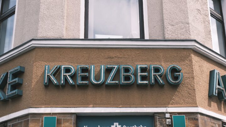 Auslandskrankenversicherung – Erste eigene Versicherung (Symbolbild: Kostenloses Stock Foto zu apotheke, architektonisches detail, architektur)