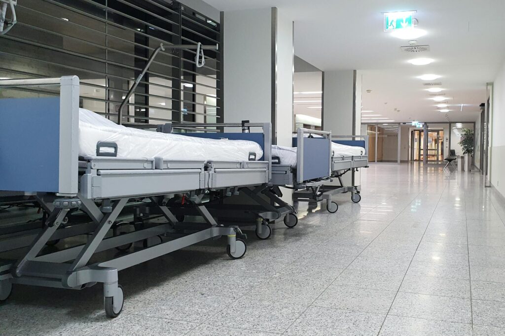 Auslandskrankenversicherung – Erste eigene Versicherung (Symbolbild: Kostenloses Stock Foto zu ärztezentrum, aufwachraum, deckenleuchten)