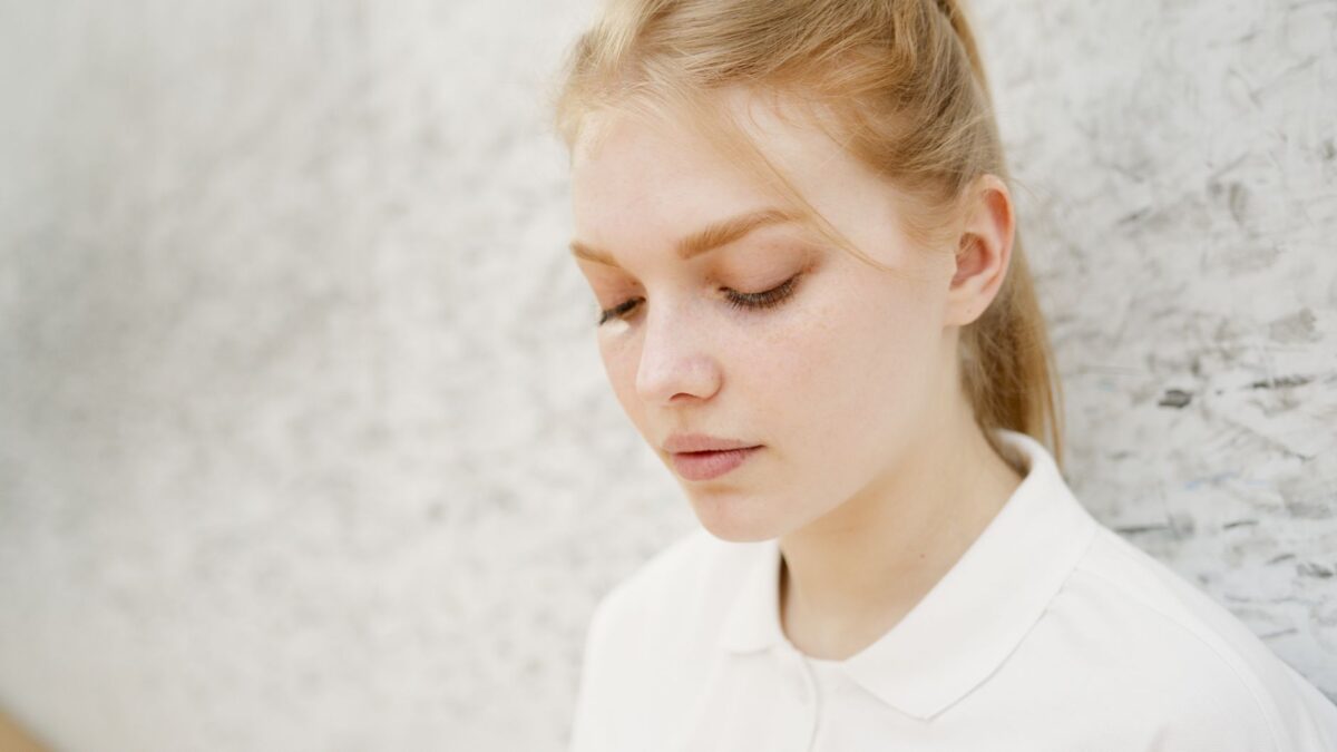 Berufsunfähigkeit jung – Erste eigene Versicherung (Symbolbild: Kostenloses Stock Foto zu betrachtung, blondes haar, dezentes Make-up)