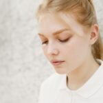 Berufsunfähigkeit jung – Erste eigene Versicherung (Symbolbild: Kostenloses Stock Foto zu betrachtung, blondes haar, dezentes Make-up)