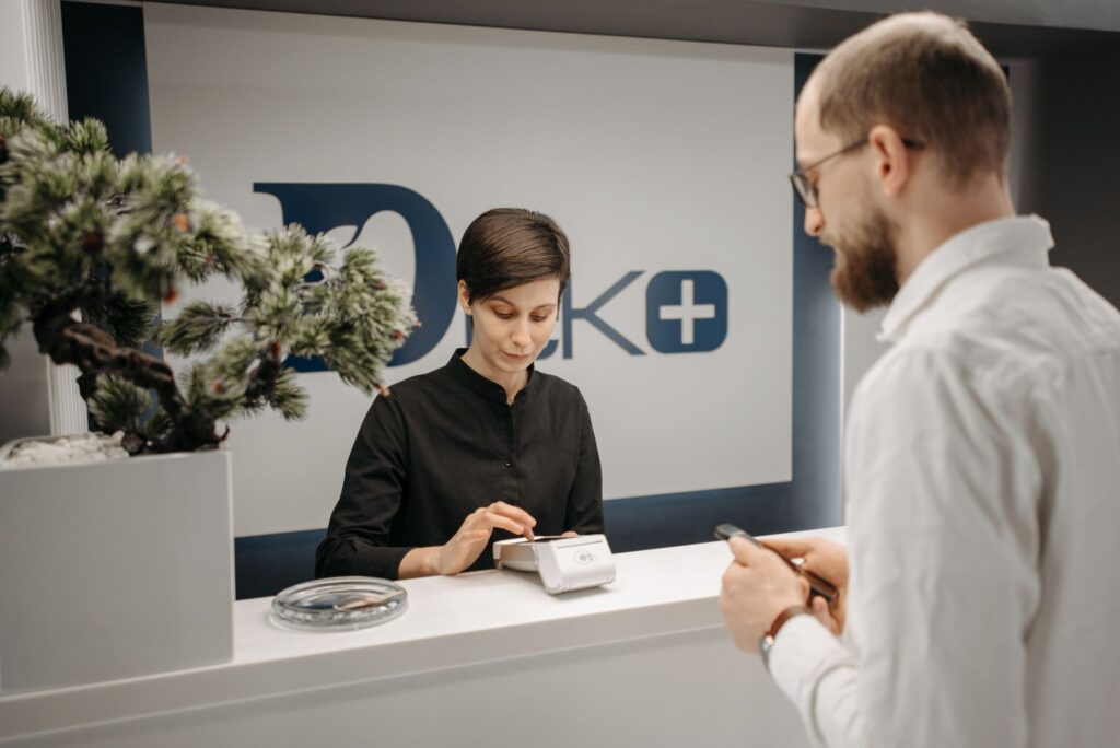 Dispo ratenkredit – Erstes eigenes Konto (Symbolbild: Kostenloses Stock Foto zu arbeitsplatz, bargeldlos, baum)