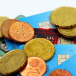 Erste kreditkarte – Erstes eigenes Konto (Symbolbild: Nahaufnahme von Euro-Münzen und Kreditkarten, die moderne Finanztransaktionen repräsentieren.)