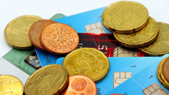 Erste kreditkarte – Erstes eigenes Konto (Symbolbild: Nahaufnahme von Euro-Münzen und Kreditkarten, die moderne Finanztransaktionen repräsentieren.)