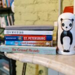 Hostel sicher buchen – Erste Reise allein (Symbolbild: Kostenloses Stock Foto zu #indoor, abenteuer, architektur)