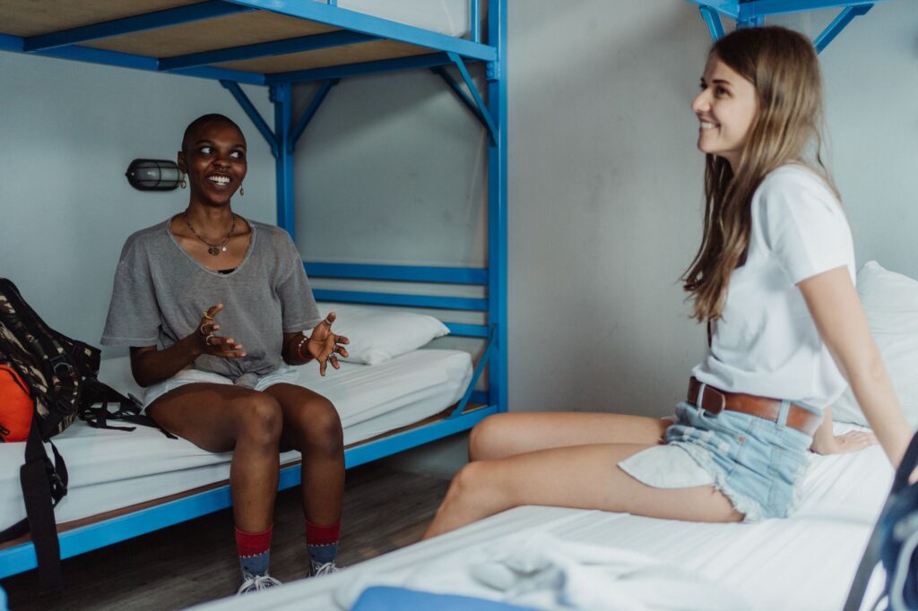 Hostel sicher buchen – Erste Reise allein (Symbolbild: Kostenloses Stock Foto zu #indoor, abenteuer, abenteuersucher)