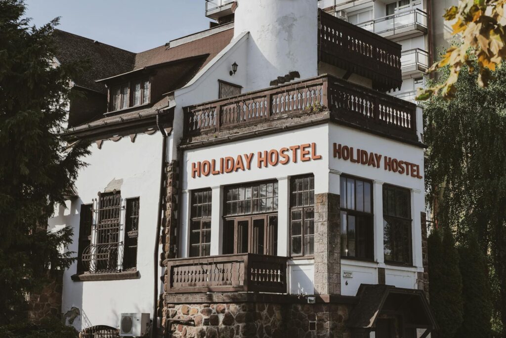 Hostel sicher buchen – Erste Reise allein (Symbolbild: Kostenloses Stock Foto zu @draussen, abenteuerreisen, architektonischer stil)