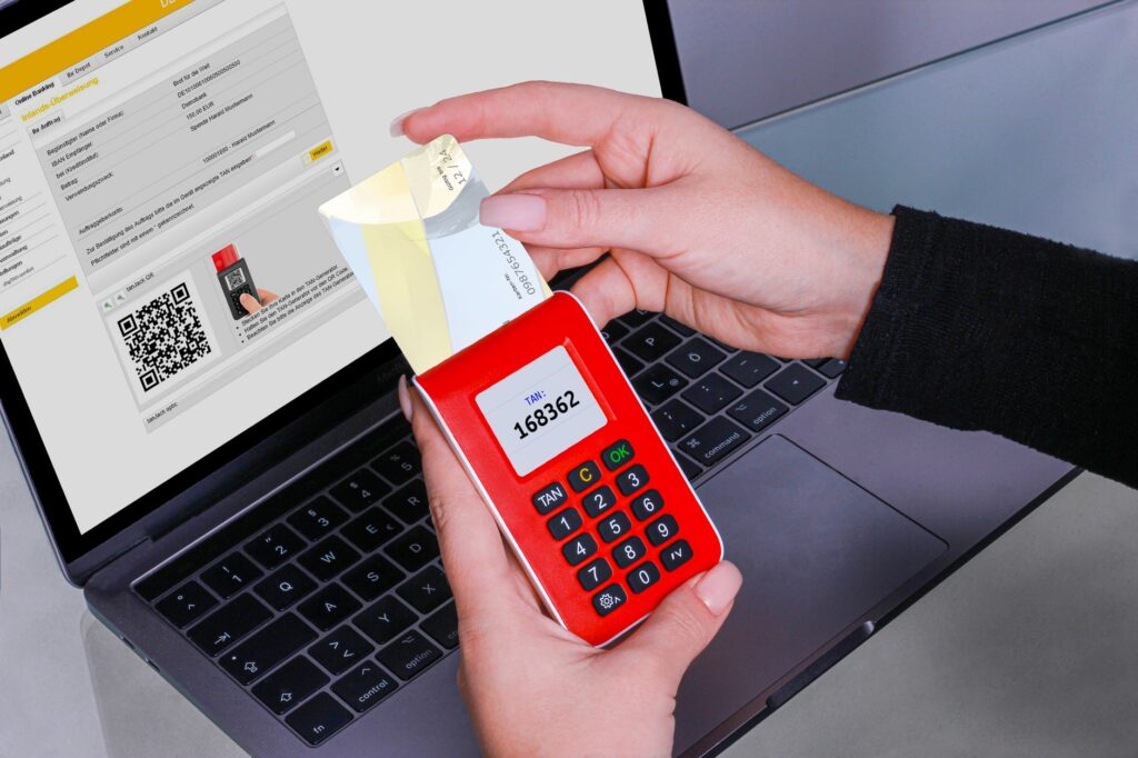 Online banking sicher – Erstes eigenes Konto (Symbolbild: Kostenloses Stock Foto zu authentifizierungsgerät, Baden-Württemberg, bargeldlos)