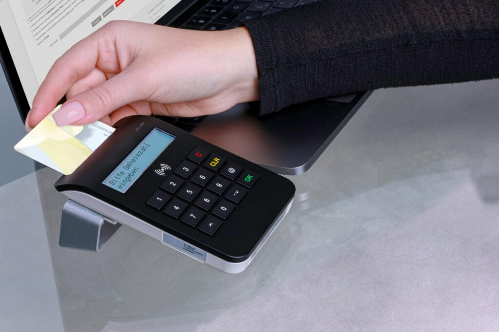 Online banking sicher – Erstes eigenes Konto (Symbolbild: Kostenloses Stock Foto zu auschecken, Baden-Württemberg, bankwesen)